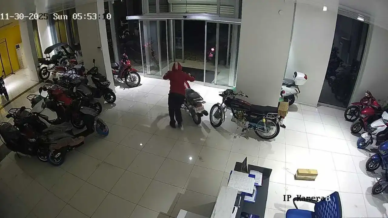 Adana’da 4 Çocuk Motosiklet Galerisini Soydu: O Anlar Kameraya Takıldı! 4